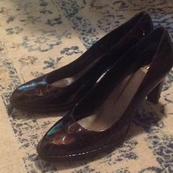 Stuart Weizmann brown patent croc pumps - Picture 1 of 8